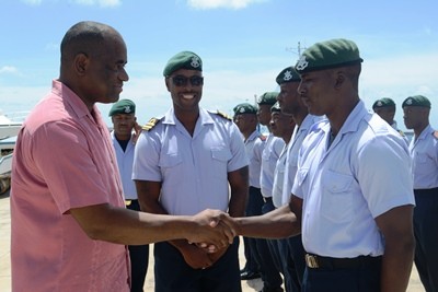 Dominica’s Prime Minister, Roosevelt Skerrit thanking members of Barbados’ armed forces for their support of that country’s recovery efforts following the passage of Tropical Storm Erika in August. (C.Pitt/BGIS)